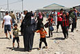 Иракские беженцы на контрольно-пропускном пункте, расположенном на границе Ирака и автономного Курдистана.