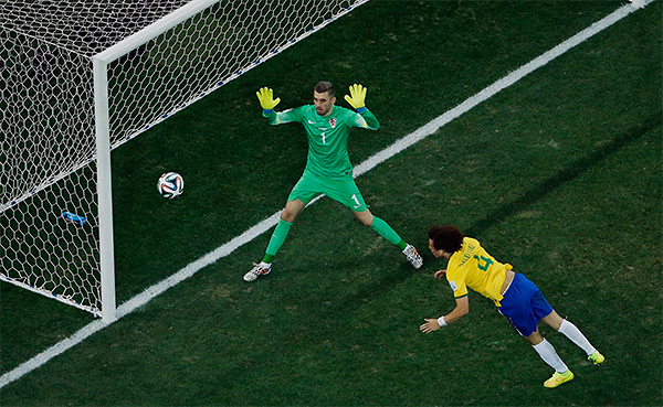 Давид Луис воспользовался головой для атаки.