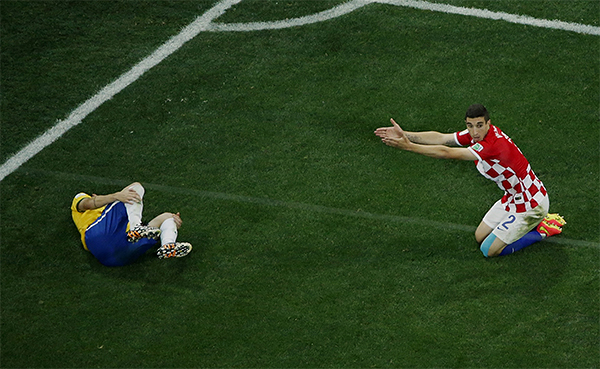 Врсалько сзади нарушил правила против Оскара.