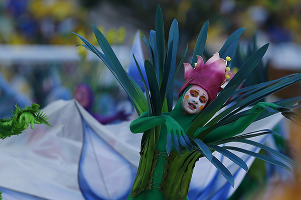 Выступление артистов во время церемонии открытия ХХ чемпионата мира по футболу в Бразилии.