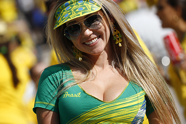 Типичная бразильская болельщица.