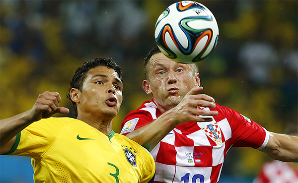 Ивица Олич помогал бразильцам забить первый мяч.