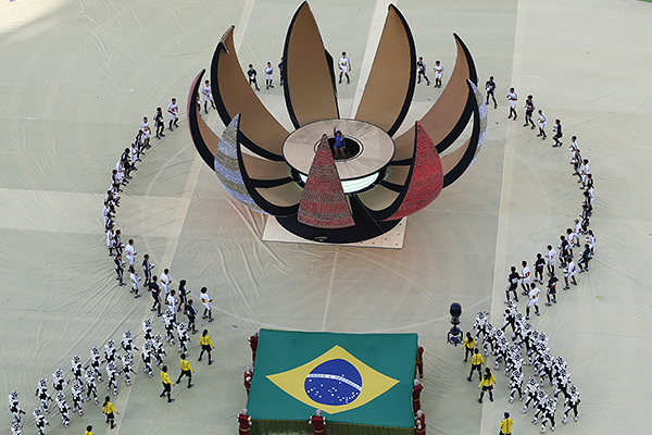 На церемонии открытия выступили Дженнифер Лопес, рэпер Питбуль и бразильская певица Клаудия Лейтте.