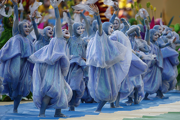 Танцоры во время открытия.