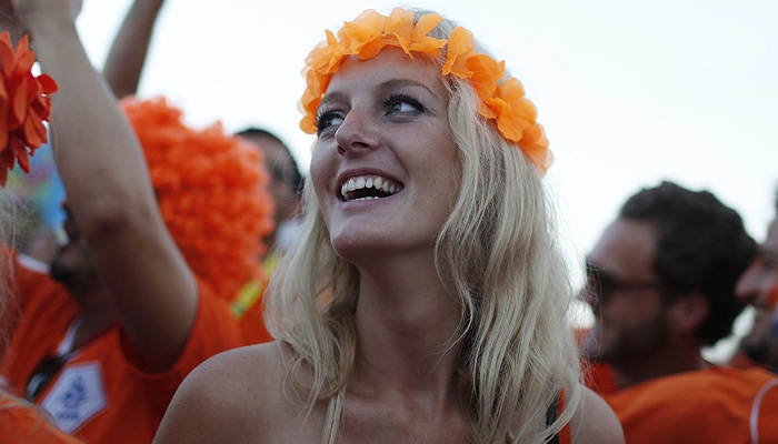 Болельщица сборной Голландии по футболу радуется победе над Испанией в матче группы В чемпионата мира в Бразилии.