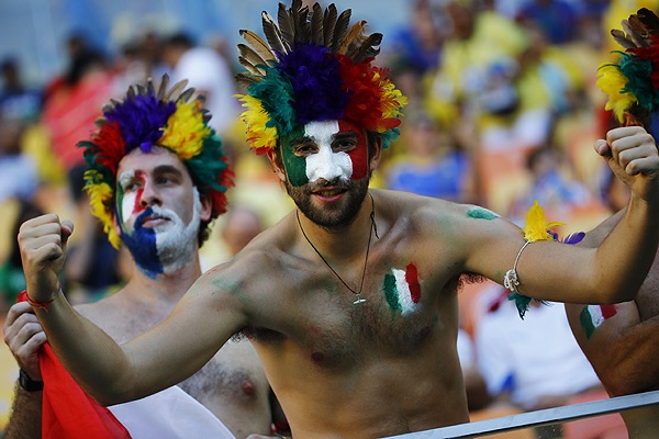 Болельщики сборной Италии перед началом матча против команды Англии.