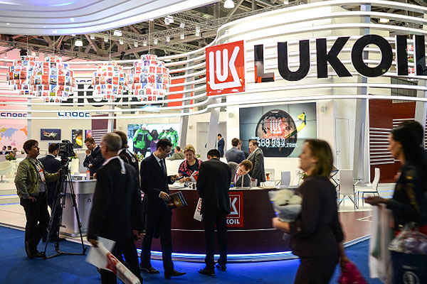 У стенда компании "Лукойл" на Мировой нефтяной выставке в МВЦ "Крокус Экспо".