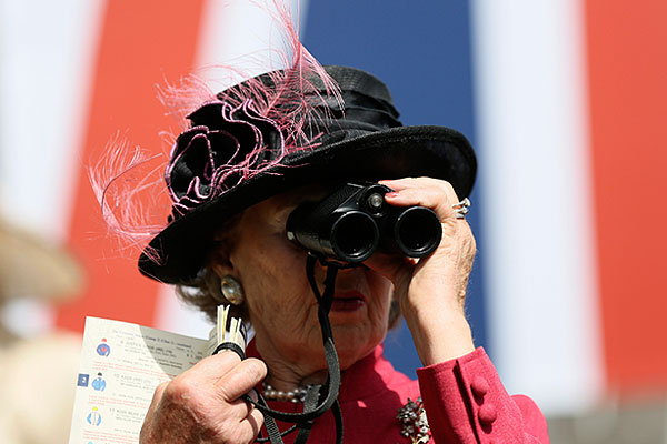 Скромная, по меркам Аскота, шляпка.