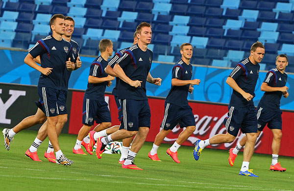 Игроки сборной России по футболу Денис Черышев, Максим Канунников (слева направо), Георгий Щенников, Алексей Козлов, Александр Кокорин, Андрей Семенов (справа налево) во время тренировки.