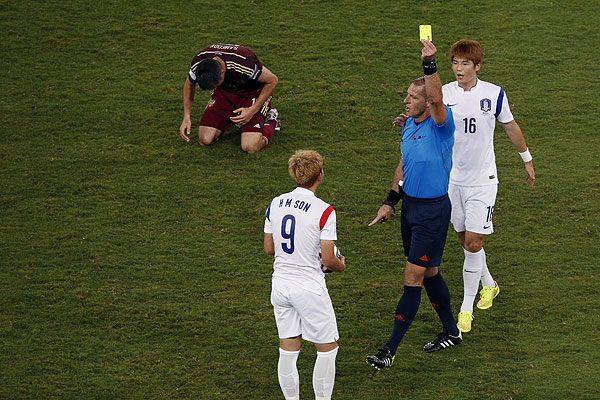 Ки Сун-Юн за этот маневр получает карточку.