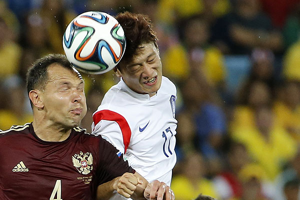 Сергей Игнашевич, мяч и игрок южнокорейской сборной.