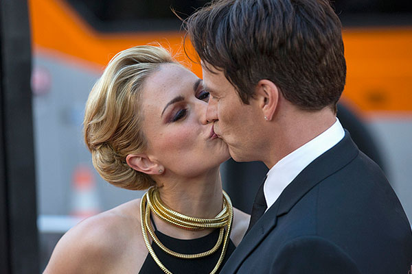 Актеры Анна Пакуин и Стивен Мойер.