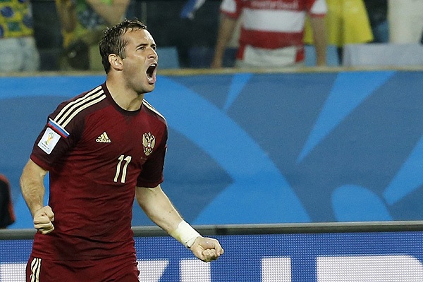 Александр Кержаков радуется забитому голу.