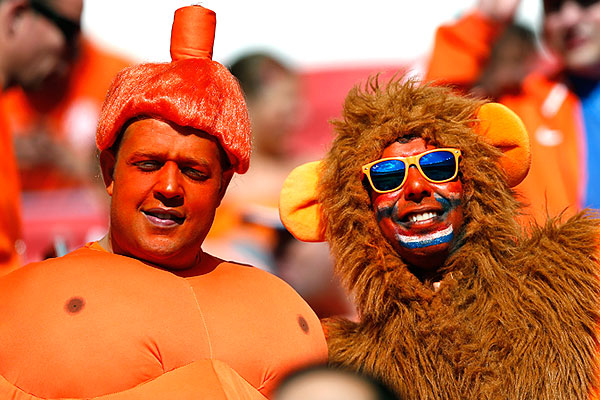 Оранжевые персонажи, скорее всего,  болеют за сборную Голландии.