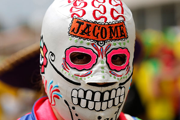 Болельщик команды Мексики в традиционной маске рестлера.