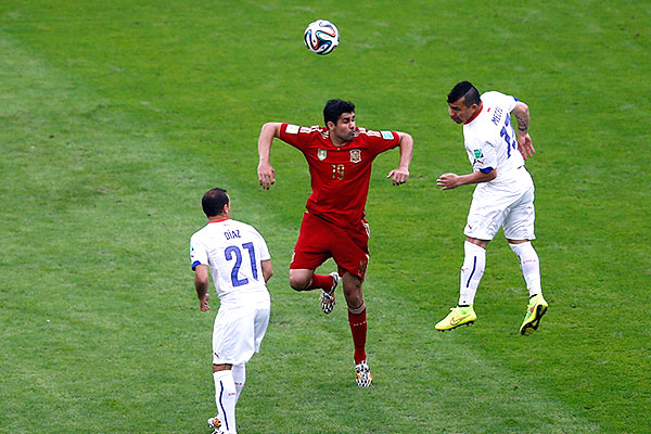 Действующий чемпион мира и Европы сборная Испании сложила с себя полномочия сильнейшей команды планеты после поражения во втором туре группового этапа от Чили (0:2).