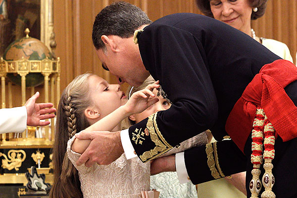 Филипп VI целует свою дочь принцессу Астурийскую Леонор.