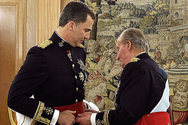 Согласно принятому на этой неделе закону, принц Филипп стал королем Испании в полночь четверга: именно в этот момент подписанный его отцом Хуаном Карлосом I документ об отречении от престола вступил в силу.