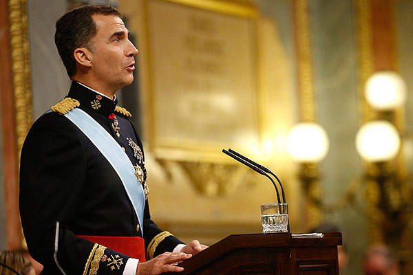 "Я клянусь честно исполнять свои обязанности, соблюдать и добиваться соблюдения конституции и законов и уважать права подданных и автономий".