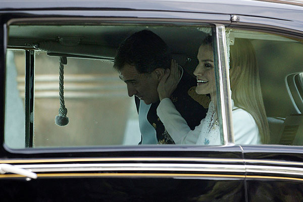 Королева Летиция гладит своего мужа короля Испании Филиппа VI.