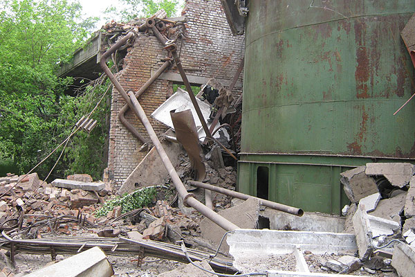 Сообщение об обрушении здания по улице 26 Бакинских комиссаров поступило около 09:25 по местному времени.