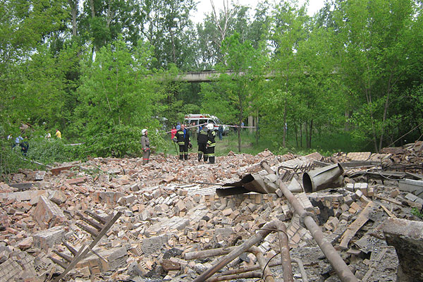 Пожарные и сотрудники МЧС на месте происшествия.