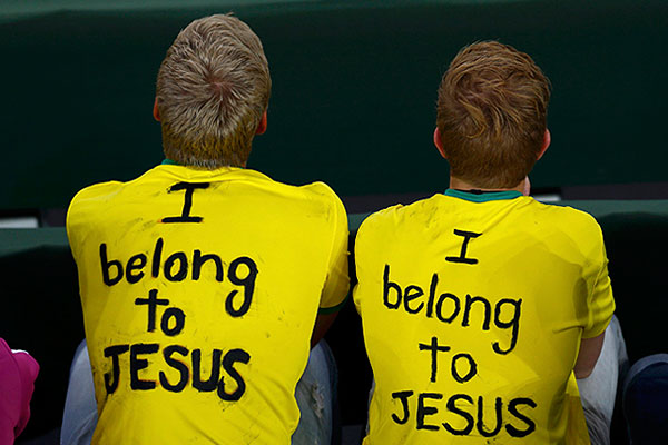 Болельщики принадлежат Иисусу и болеют за команды группы F.