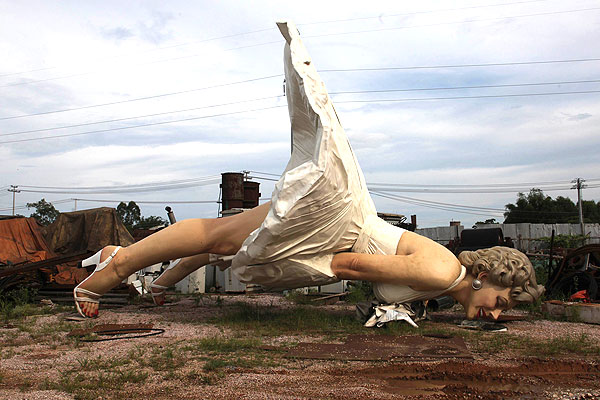 Восьмиметровая статуя Мэрилин Монро, весящая восемь тонн, и запечатлевшая знаменитый момент из фильма "Зуд седьмого года" режиссера Билли Уайльдера, оказалась на одной из свалок Гуанси-Чжуанского автономного района по неизвестной причине.