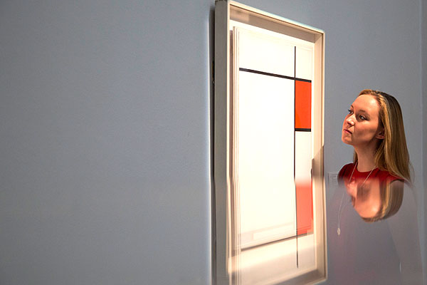 Оптический трюк с посетительницей и картиной Пита Мондриана "Композиция с красным, синим и серым" в аукционном доме Sotheby&#39;s.