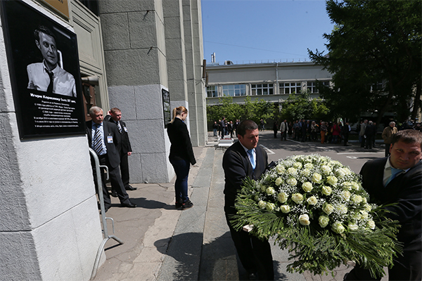 Погибшие на востоке Украины специальный корреспондент и видеоинженер ВГТРК Игорь Корнелюк и Антон Волошин посмертно награждены орденами Мужества, сообщил первый заместитель главы администрации президента РФ Алексей Громов.