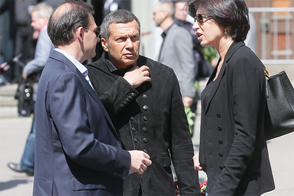 Ведущий ВГТРК Сергей Брилев, телеведущий Владимир Соловьев (слева направо) и ведущая Первого канала Ирада Зейналова на церемонии прощания с корреспондентом ВГТРК Игорем Корнелюком.