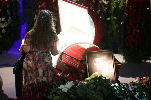 По данным международной правозащитной организации "Репортеры без границ" на конец мая, не менее 218 сотрудников СМИ подверглись нападению или были ранены на Украине с начала 2014 года.