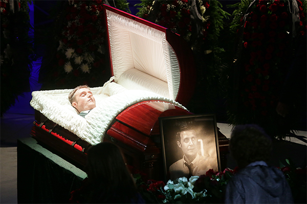 Корнелюку было 37 лет. Он родился на Украине, в Запорожье, а работать журналистом начал в 1998 году. В октябре 2013 года он возглавил корпункт ВГТРК в Мурманске, а в командировку на Украину отправился 1 июня 2014 года. У Корнелюка осталась жена и семилетняя дочь.