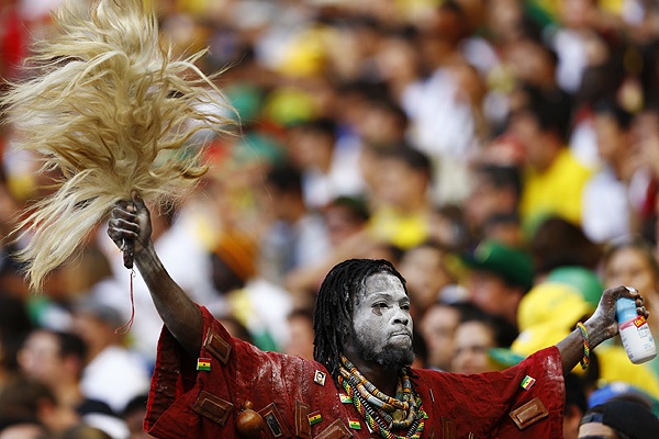 Болельщик сборной Ганы по футболу поддерживает свою команду на матче чемпионата мира против Германии.