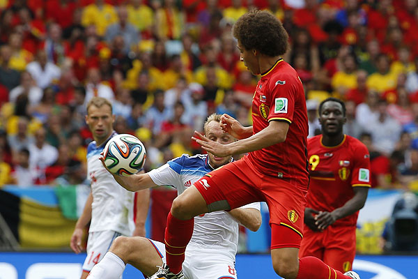 Бельгиец Феллайни, на втором плане - Глушаов и Березуцкий.