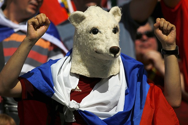 Болельщик сборной России наблюдает за матчем против Бельгии.