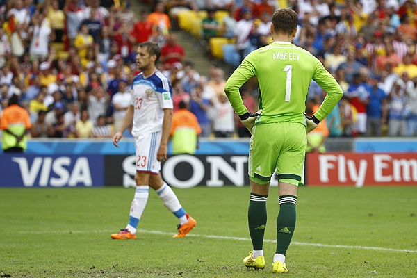 Футболисты сборной России Игорь Акинфеев (на первом плане) и Дмитрий Комбаров после поражения от Бельгии.