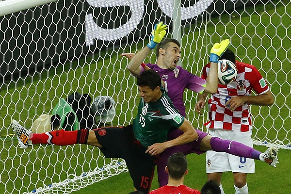 Защитник сборной Мексики Эктор Альфредо Морено Эррера (№15), голкипер сборной Хорватии Стипе Плетикоса и защитник сборной Хорватии Деян Ловрен (№6) во время матча группового этапа.