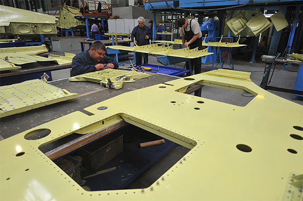 Первый полет прототипа данной модели состоялся 25 лет назад. Текущее поколение истребителя придет на замену горячо любимых всеми Су-27.