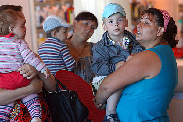 Украинские беженцы, которых доставили из Ростова-на-Дону, в аэропорту Домодедово. Беженцы будут размещены в горнолыжном клубе имени Леонида Тягачева в поселке Деденево и в гостинице "Кристалл" в Дмитрове.