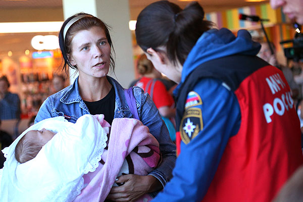 ФМС России инициирует вопрос о сокращении сроков рассмотрения просьб об убежище со стороны граждан Украины. "ФМС подготовлен проект распоряжения правительства, которое будет предусматривать процедуру сокращения рассмотрения не индивидуальных обращений, а по групповому признаку", - сообщила начальник управления по вопросам гражданства ФМС Валентина Казакова во вторник на заседании общественного совета при ФМС.