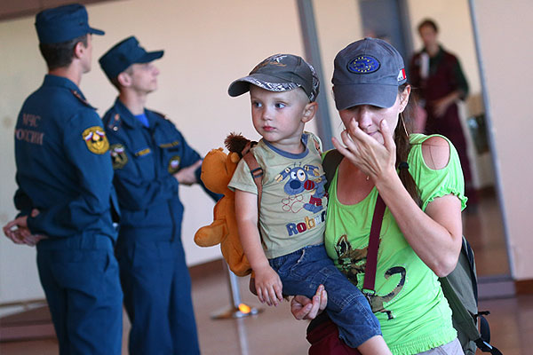 По данным МЧС, в 32 приграничных муниципальных образований Ростовской области, трех Ставропольского края и в Севастополе введен режим "чрезвычайной ситуации" . Наибольшее количество беженцев находятся в Ростовской области и Крыму.