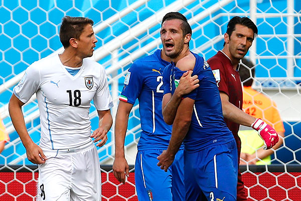 Группа поддержки укушенного Джорджо Кьеллини, в том числе и из команды соперника. Но Буффон почему-то смотрит неодобрительно.