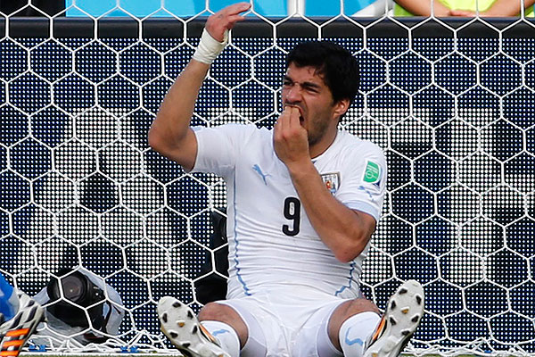 Кусака Суарес проверяет все ли зубы на месте.