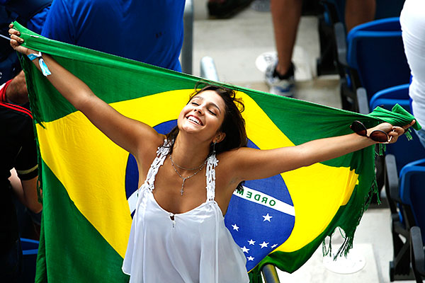Распахнутые объятия бразильской болельщицы.