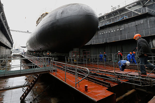 Дизель-электрическая подводная лодка "Ростов-на-Дону" (вторая в серии лодок проекта 636.3 для Черноморского флота) во время спуска на воду на "Адмиралтейских верфях".