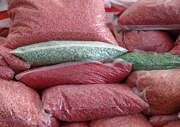 Упаковки с амфетаминовыми таблетками, изъятые в Таиланде.