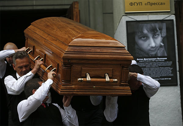 Российские журналисты, работающие на Украине, не раз подвергались опасности. 9 мая в Мариуполе был ранен внештатный сотрудник видеоагентства Ruptly, принадлежащего телеканалу RT. 15 мая в Краматорске Донецкой области был открыт огонь по автомобилю съемочной группы того же видеоагентства. 11 мая в Артемовске Донецкой области был похищен и избит журналист "Новой газеты" Павел Каныгин. Во второй половине мая были задержаны корреспонденты LifeNews Олег Сидякин и Марат Сайченко, которых удалось освободить при участии главы Чечни Рамзана Кадырова.