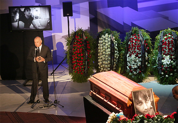 Генеральный директор МИА "Россия сегодня" Дмитрий Киселев на церемонии прощания с журналистом ВГТРК Антоном Волошиным в студии программы "Специальный корреспондент".