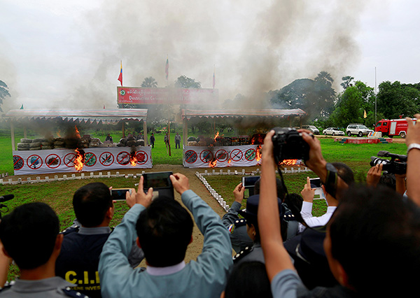 Мьянма. Наркотики горят, люди фотографируют.